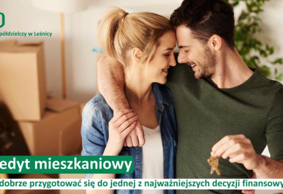 Uśmiechnięta młoda para tuląca się do siebie na tle kartonowych pudeł przeprowadzkowych. Mężczyzna trzyma w dłoni klucze do nowego mieszkania. W lewym górnym rogu logotyp Banku Spółdzielczego w Leśnicy. Na dole napis: „Kredyt mieszkaniowy. Jak dobrze przygotować się do jednej z najważniejszych decyzji finansowych?”