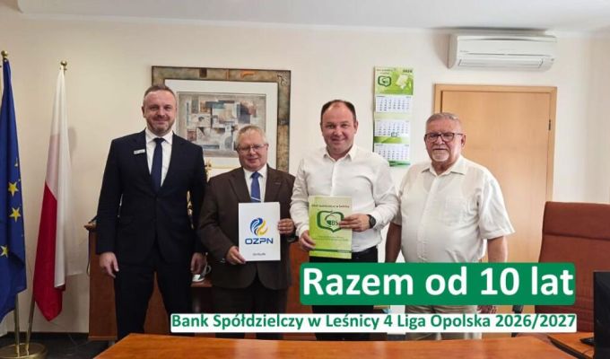 Trzy osoby siedzące przy drewnianym stole – doradczyni bankowa w czarnym żakiecie oraz para klientów. Na stole leżą dokumenty i otwarty laptop, a doradczyni wskazuje coś na ekranie smartfona. W lewym górnym rogu logotyp Banku Spółdzielczego w Leśnicy. Na dole napis: „Oszczędności. Dlaczego warto mieć finansową poduszkę bezpieczeństwa?”