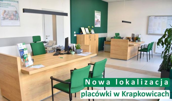 Trzy osoby siedzące przy drewnianym stole – doradczyni bankowa w czarnym żakiecie oraz para klientów. Na stole leżą dokumenty i otwarty laptop, a doradczyni wskazuje coś na ekranie smartfona. W lewym górnym rogu logotyp Banku Spółdzielczego w Leśnicy. Na dole napis: „Oszczędności. Dlaczego warto mieć finansową poduszkę bezpieczeństwa?”